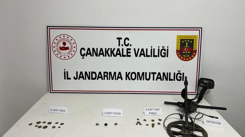 Çanakkale'de bir evde Bizans dönemine ait olduğu değerlendirilen sikkeler ele geçirildi
