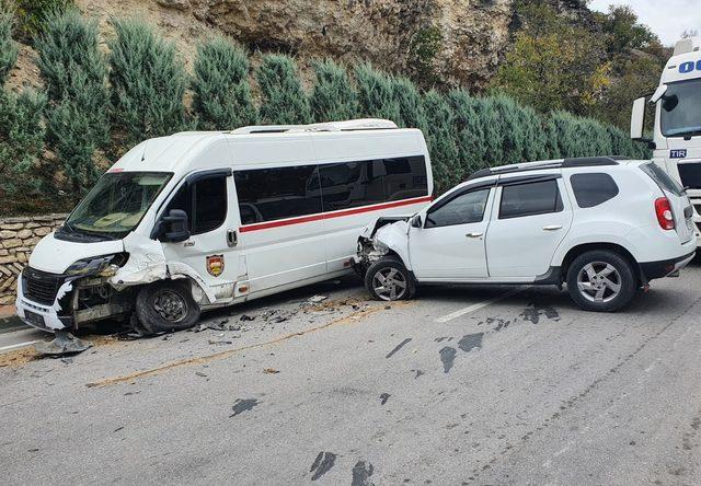Karabük'te minibüsle cipin çarpışması sonucu 4 kişi yaralandı