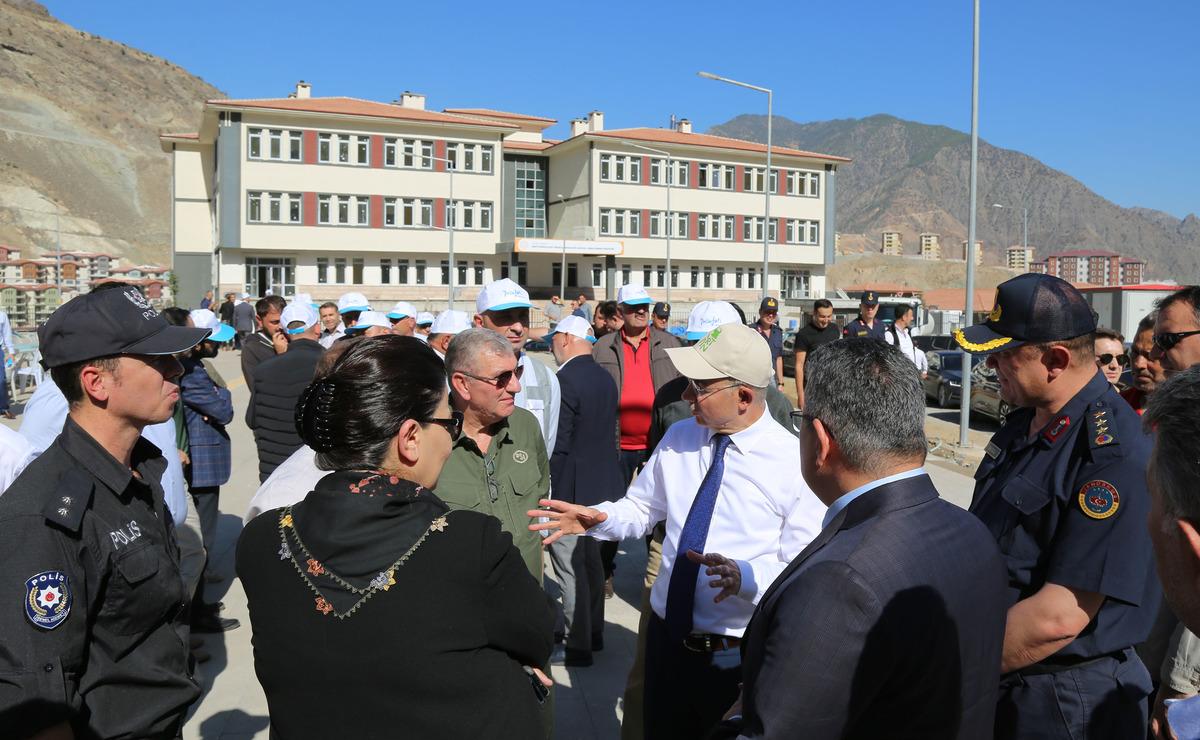 Yusufeli yeni yerleşim yerinde okullar 24 Ekim'de a&ccedil;ılacak