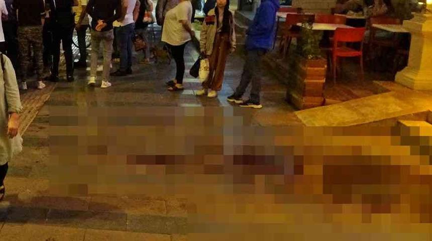 Yoldan geçerken kavgaya dahil oldu! Bıçakla saldırıp kaçtı... Cadde kan gölüne döndü