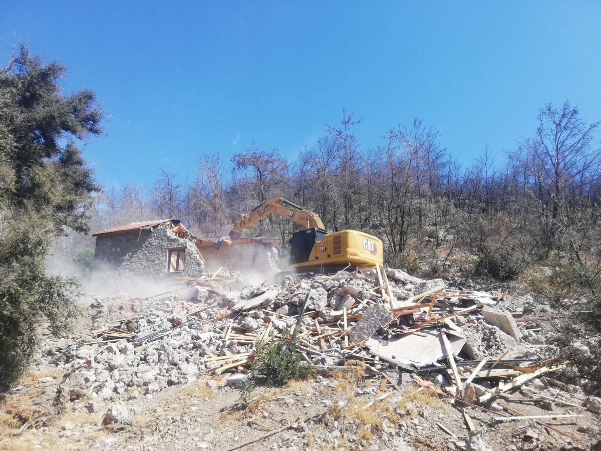 Muğla'da ka&ccedil;ak yapıların yıkımı s&uuml;r&uuml;yor