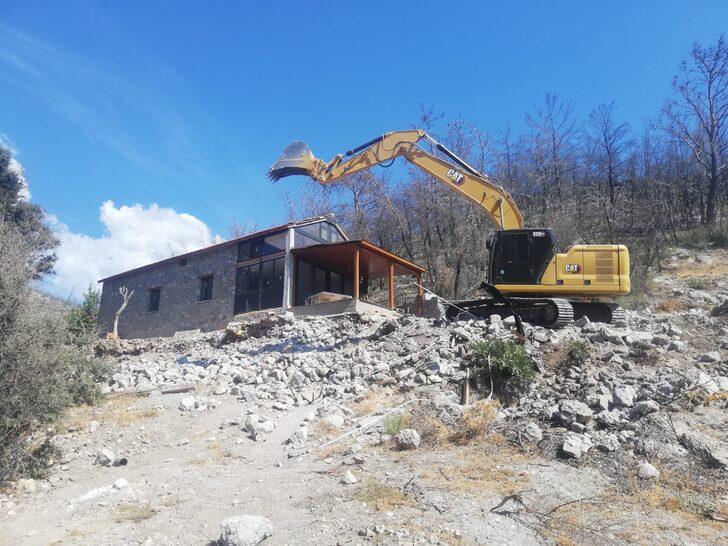 Muğla'da kaçak yapıların yıkımı sürüyor G2