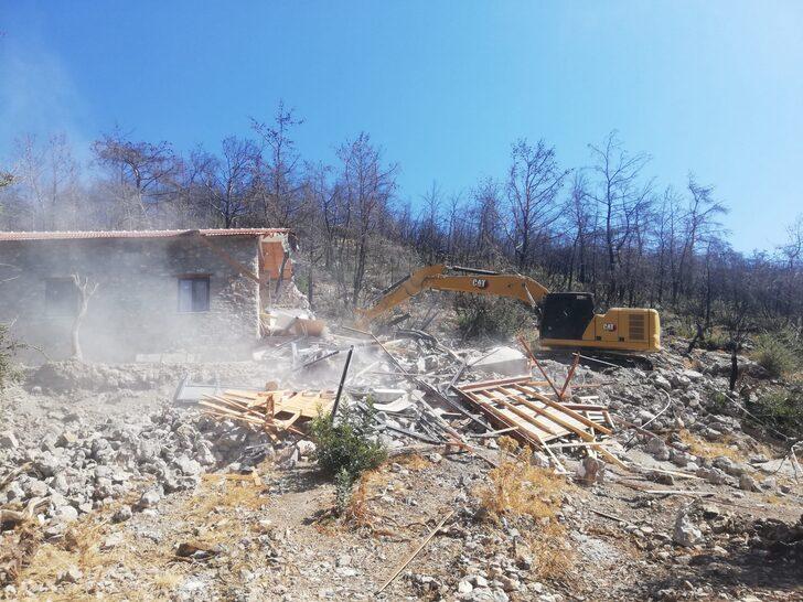 Muğla'da kaçak yapıların yıkımı sürüyor G4
