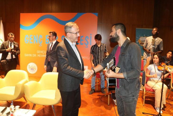 Gençlik ve Spor Bakanı Kasapoğlu, Adana'da gençlerle buluştu G1