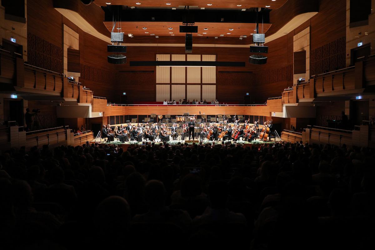 İzmir Devlet Senfoni Orkestrası sezona Macar şef Varga ile "merhaba" dedi