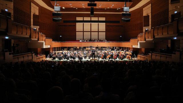 İzmir Devlet Senfoni Orkestrası sezona Macar şef Varga ile merhaba dedi