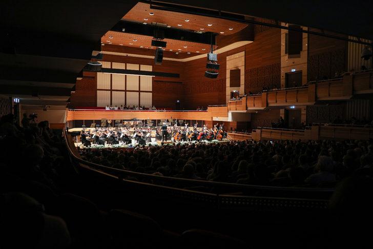 İzmir Devlet Senfoni Orkestrası sezona Macar şef Varga ile "merhaba" dedi G2