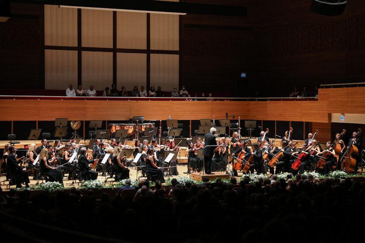 İzmir Devlet Senfoni Orkestrası sezona Macar şef Varga ile "merhaba" dedi G3