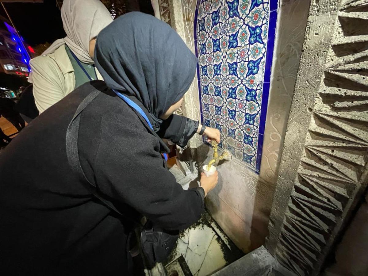 Isparta'da 4,5 asırlık &ccedil;eşmeden ballı şerbet ikramı s&uuml;rd&uuml;r&uuml;l&uuml;yor