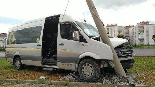 Bursa'da elektrik direğine çarpan işçi servisindeki 6 kişi yaralandı