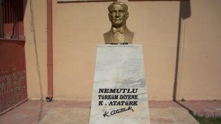 Sivas'ta Atatürk büstüne çirkin saldırı!