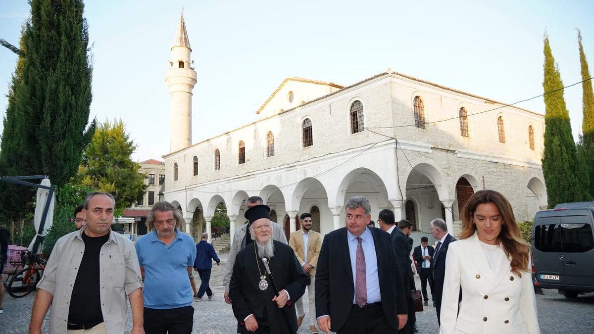 Fener Rum Patriği Bartholomeos, &Ccedil;eşme'yi ziyaret etti
