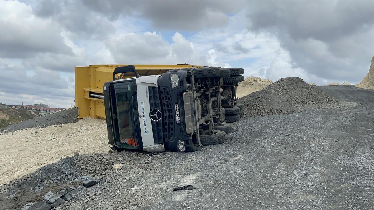 Başakşehir'de devrilen kamyonun şof&ouml;r&uuml; yaralandı