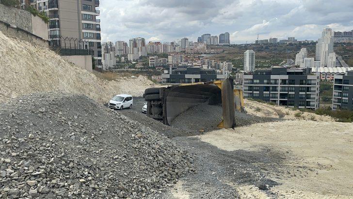 Başakşehir'de devrilen kamyonun şoförü yaralandı G3