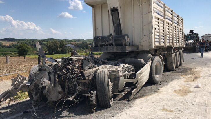 Adana'da iki tır ve hafif ticari aracın karıştığı kazada 3 kişi öldü G1