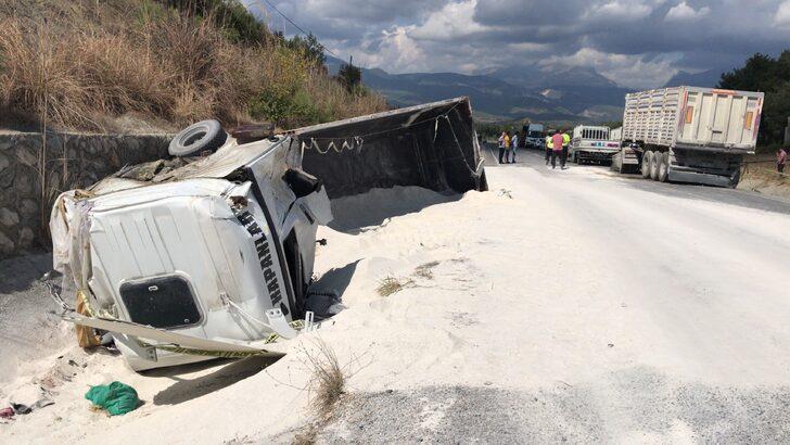 Adana'da iki tır ve hafif ticari aracın karıştığı kazada 3 kişi öldü G2