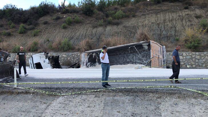 Adana'da iki tır ve hafif ticari aracın karıştığı kazada 3 kişi öldü G3