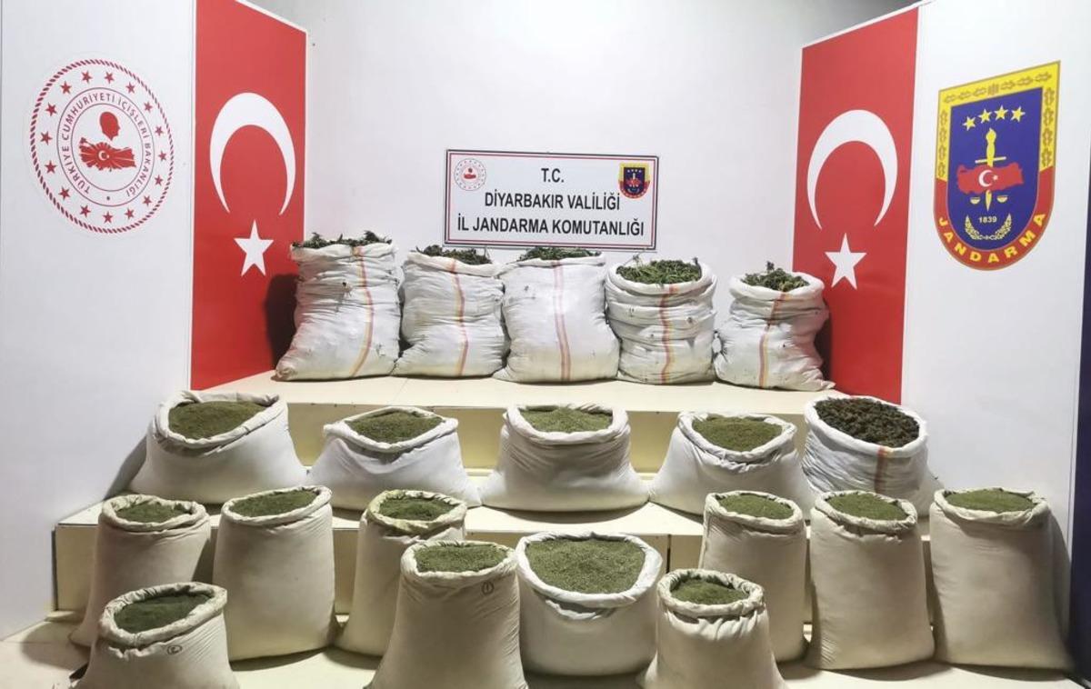 Diyarbakır'daki narkoter&ouml;r operasyonlarında 520 kilogram toz ve kubar esrar ele ge&ccedil;irildi