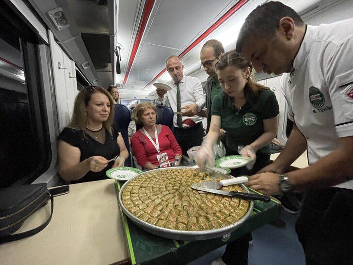 Uluslararası Adana Lezzet Festivali'nin "Lezzet Treni"nde yöresel tatlar sunuldu G3