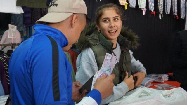 Bagajları tıka basa doldurdular, paraları harcaya harcaya bitiremediler! '600 Euro bozduruyoruz'