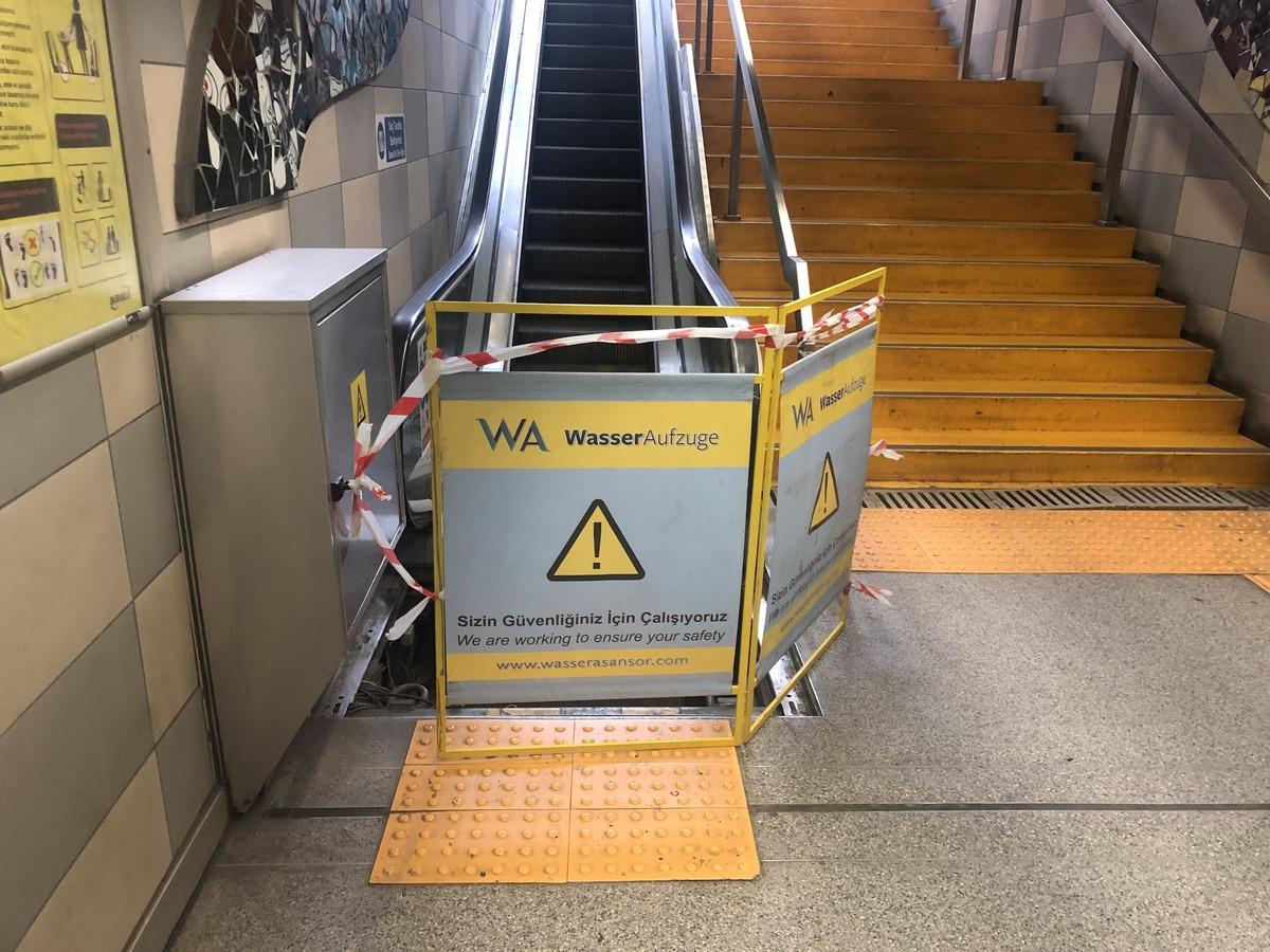 Bursa'da metro durağındaki y&uuml;r&uuml;yen merdivenin metal kapakları &ccedil;alındı