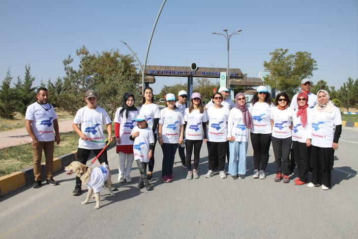 Vanlı kadınların Van Gölü için başlattıkları yürüyüş devam ediyor G1