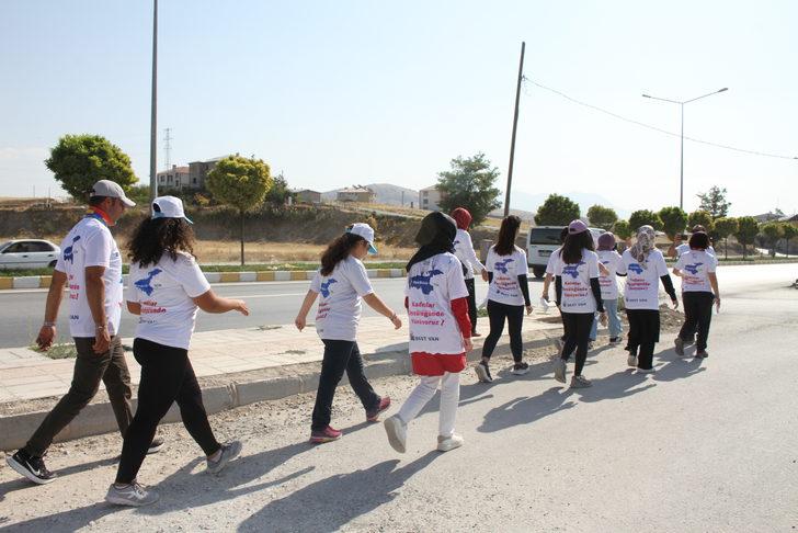 Vanlı kadınların Van Gölü için başlattıkları yürüyüş devam ediyor G2