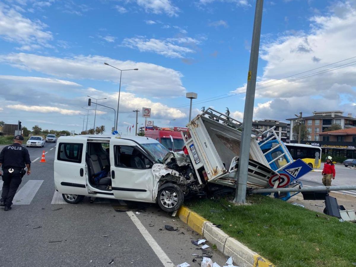 Balıkesir'de g&ouml;reve giden polisleri taşıyan ara&ccedil; ile kamyonet &ccedil;arpıştı