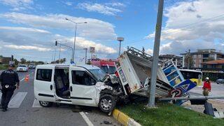 Balıkesir'de göreve giden polisleri taşıyan araç ile kamyonet çarpıştı