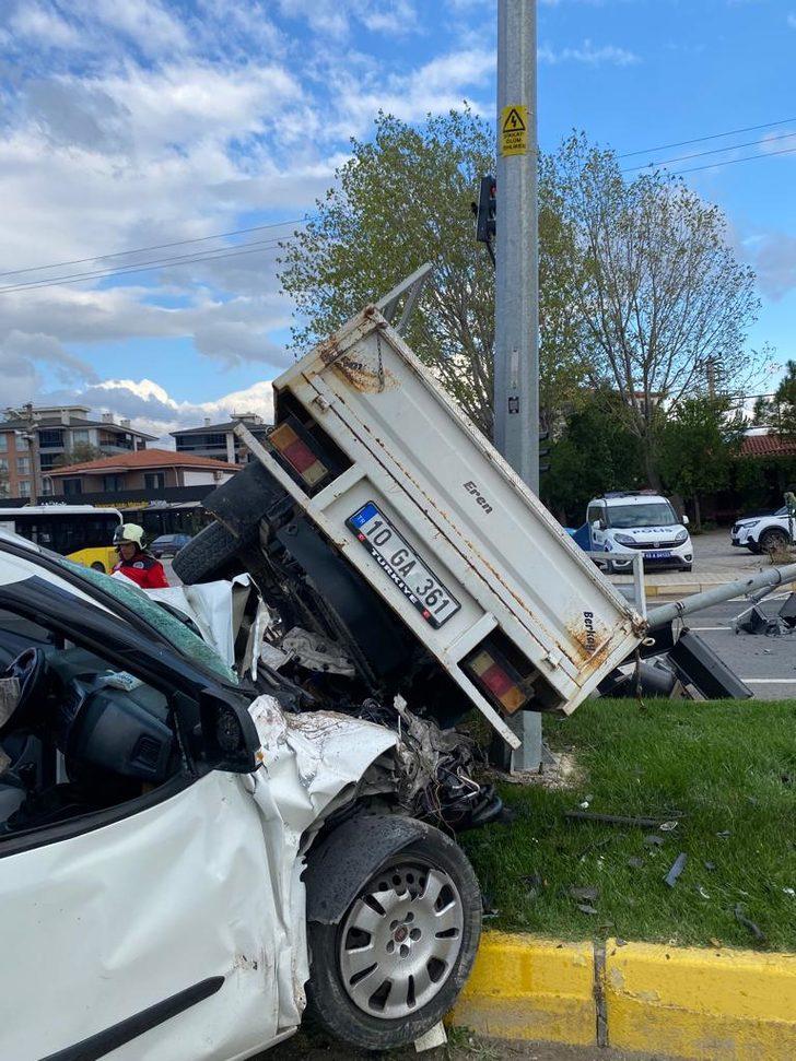 Balıkesir'de göreve giden polisleri taşıyan araç ile kamyonet çarpıştı G2