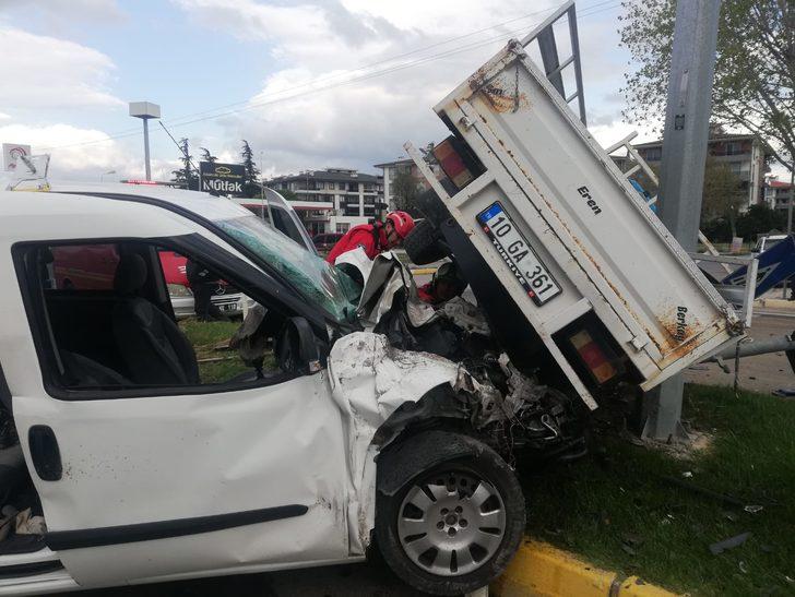 Balıkesir'de göreve giden polisleri taşıyan araç ile kamyonet çarpıştı G3