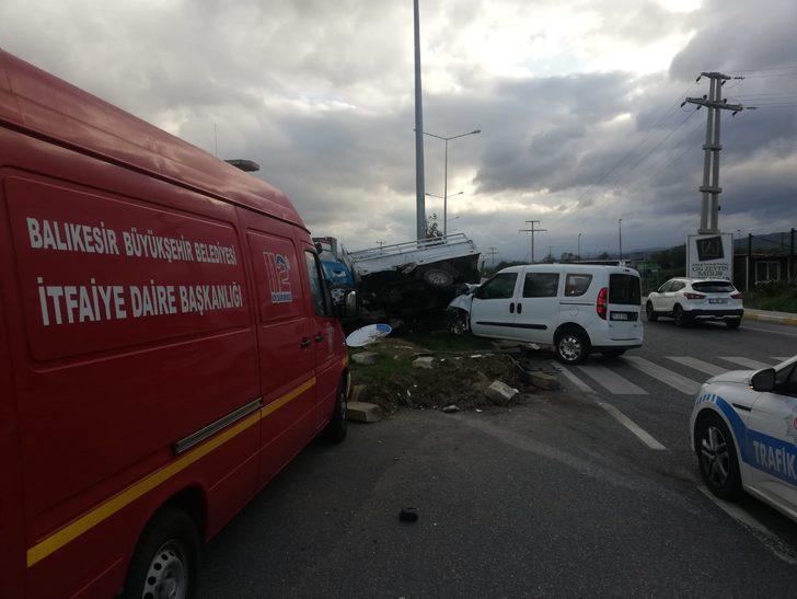 Balıkesir'de göreve giden polisleri taşıyan araç ile kamyonet çarpıştı G4