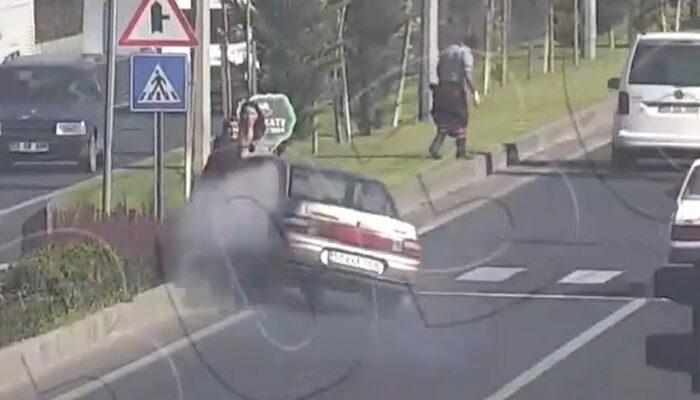 Kontrolden çıkıp savrulan araç, yolun karşısına geçmeye çalışan iki kadına böyle çarptı