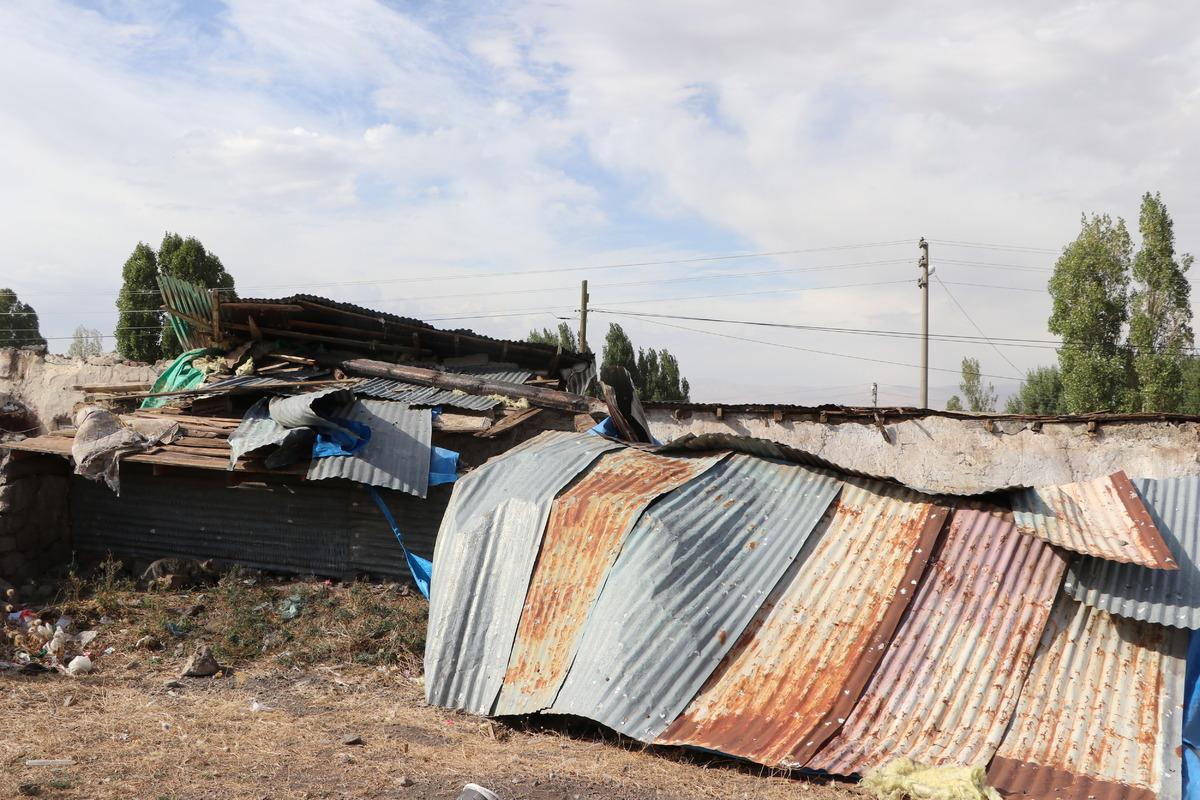 Erzurum'da hortum nedeniyle ev ve ahırların &ccedil;atıları u&ccedil;tu, duvarları yıkıldı