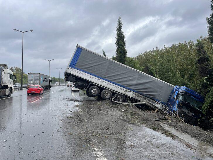 Anadolu Otoyolu'nda bariyerlere çarpan tırın sürücüsü yaralandı G1