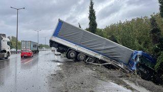 Anadolu Otoyolu'nda bariyerlere çarpan tırın sürücüsü yaralandı
