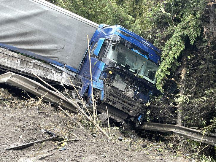 Anadolu Otoyolu'nda bariyerlere çarpan tırın sürücüsü yaralandı G2