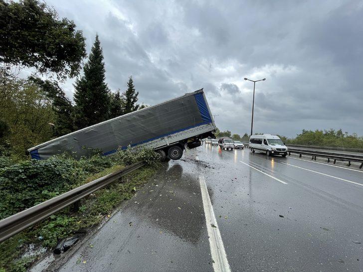 Anadolu Otoyolu'nda bariyerlere çarpan tırın sürücüsü yaralandı G3