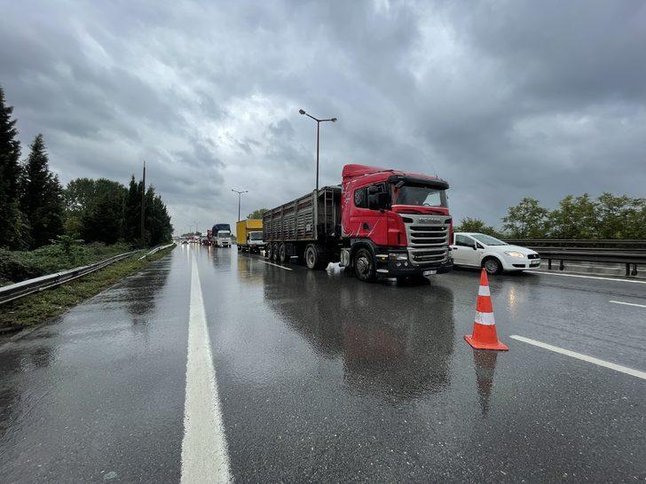 Anadolu Otoyolu'nda bariyerlere çarpan tırın sürücüsü yaralandı G4