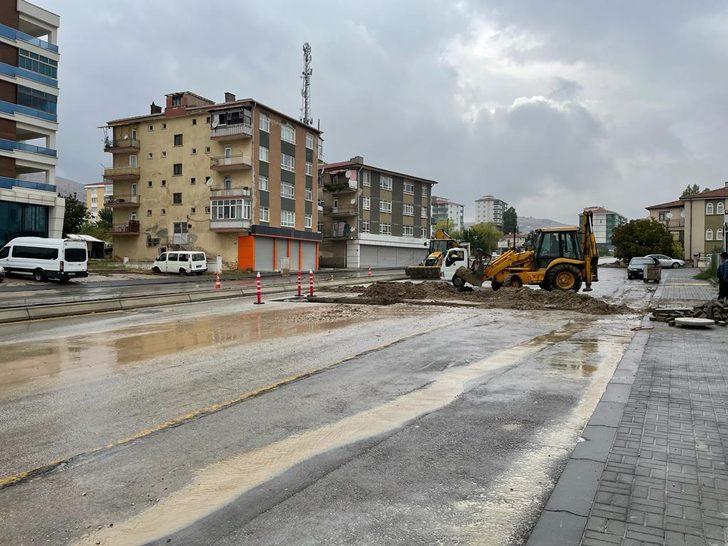 Başkentte inşaat için kazılan yoldaki çökme araçların hasar görmesine neden oldu G1