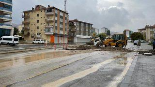 Başkentte inşaat için kazılan yoldaki çökme araçların hasar görmesine neden oldu