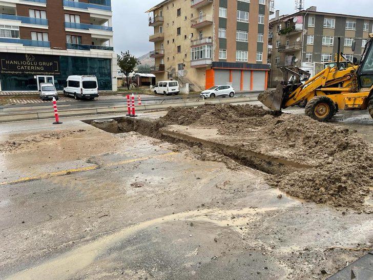 Başkentte inşaat için kazılan yoldaki çökme araçların hasar görmesine neden oldu G2