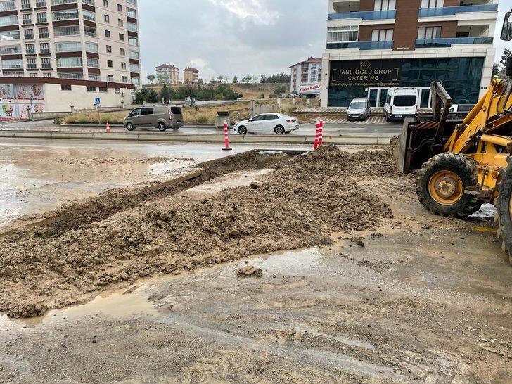 Başkentte inşaat için kazılan yoldaki çökme araçların hasar görmesine neden oldu G3