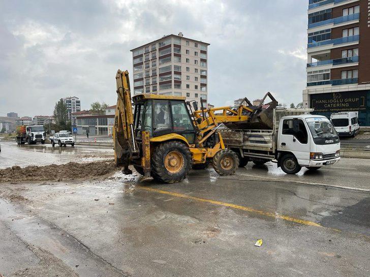 Başkentte inşaat için kazılan yoldaki çökme araçların hasar görmesine neden oldu G4