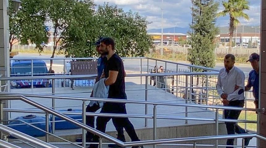 GÜNCELLEME - İzmir'de aile hekimini darbettiği öne sürülen 3 zanlı adliyede