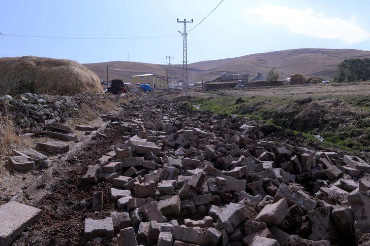 Ardahan Valisi Öner, depremden etkilenen köylerdeki altyapı çalışmalarını inceledi G2