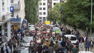 Tunceli'de toplanan bir grup madencilik projelerine tepki gösterdi