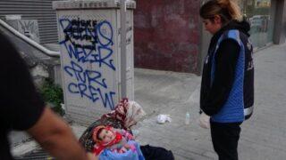 Zabıtanın yanında bile dilenciye para verdiler! 70 lira veren vatandaşa zabıta da isyan etti