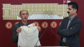 Oğlunun kıyafetleriyle basın toplantısı yaptı