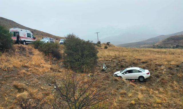 Erzincan'da otomobil şarampole devrildi, 1 kişi öldü, 3 kişi yaralandı